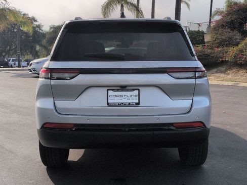 New 2025 Jeep Grand Cherokee Laredo image 6