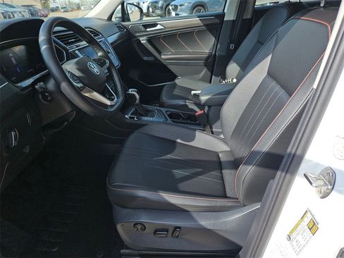 Used 2024 Volkswagen Tiguan SE image 11