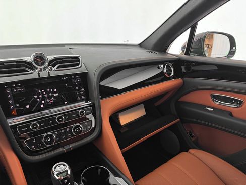 Used 2025 Bentley Bentayga image 21