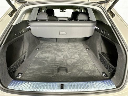 Used 2022 Audi e-tron Premium Plus image 32