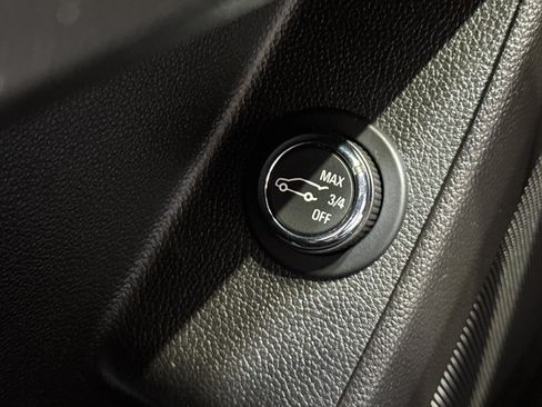 Used 2020 Chevrolet Traverse LT image 38