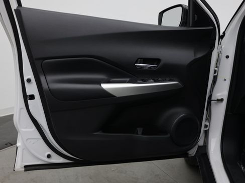 Used 2019 Nissan Kicks SR w/ SR Premium Package FWD image 15