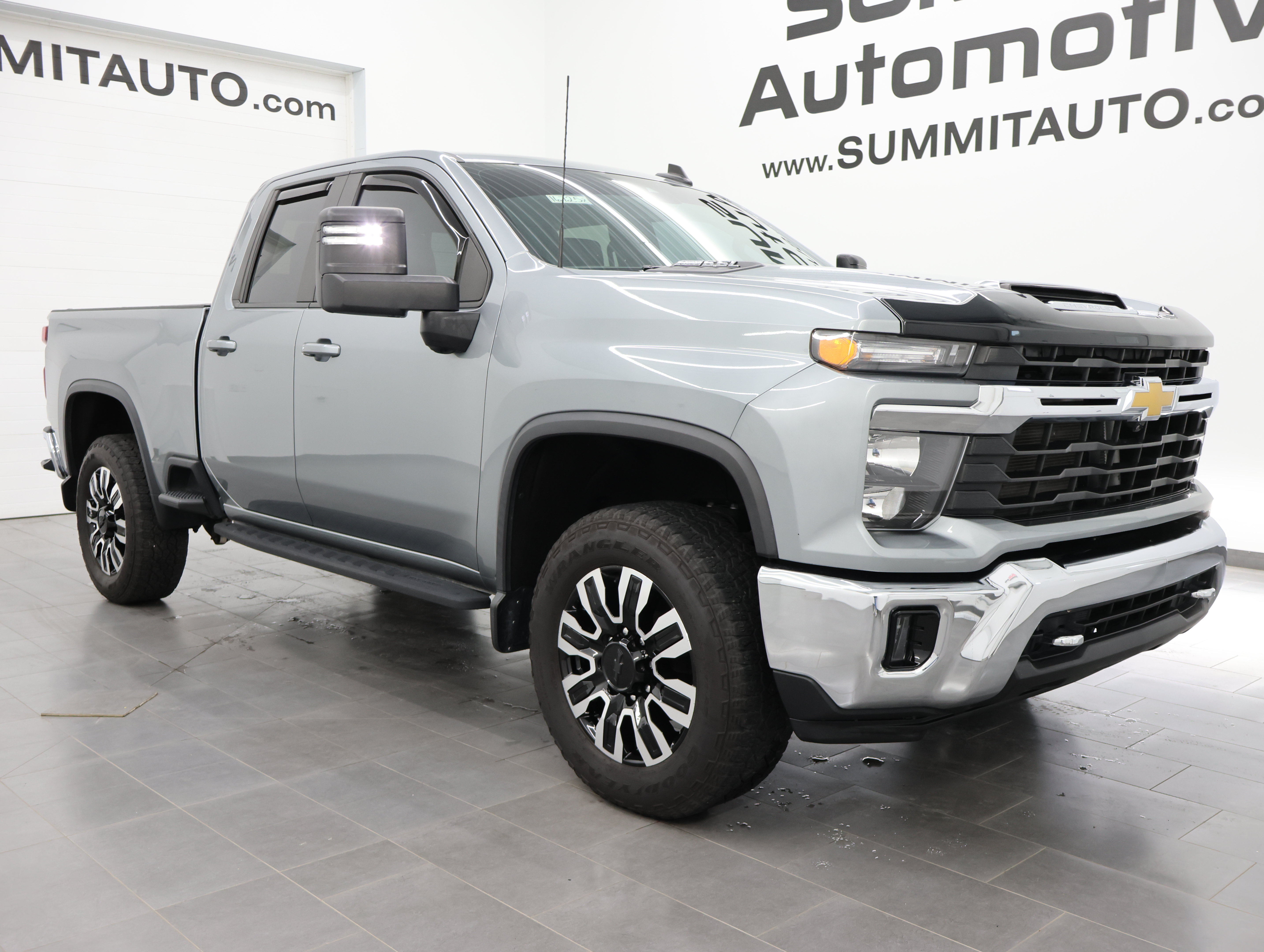 Used 2024 Chevrolet Silverado 2500 LT AWD/4WD image 2