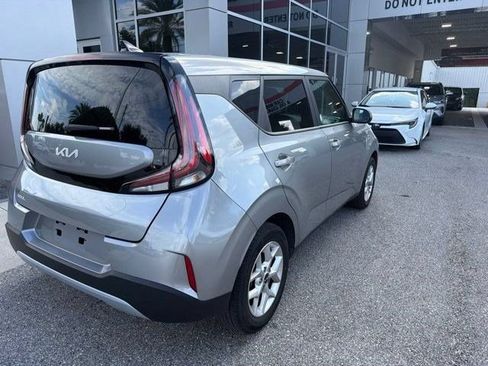 Used 2025 Kia Soul LX w/ LX Technology Package FWD image 8