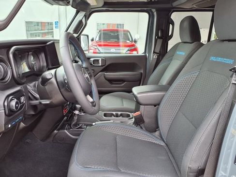 Used 2025 Jeep Wrangler Unlimited Rubicon 4xe w/ Convenience Group AWD/4WD image 16
