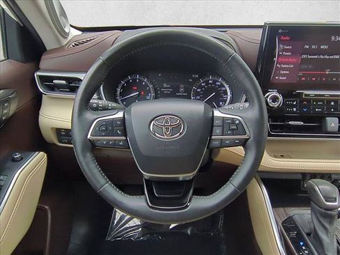 Used 2020 Toyota Highlander Platinum FWD image 30
