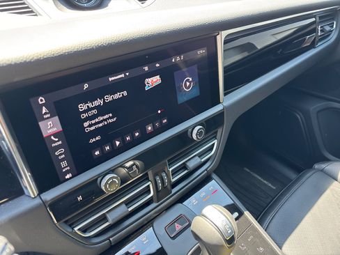 Certified 2025 Porsche Macan AWD/4WD image 27