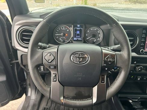 Used 2020 Toyota Tacoma TRD Off-Road w/ Technology Package AWD/4WD image 13