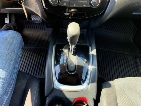 Used 2015 Nissan Rogue S image 15