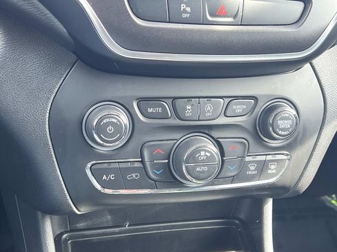 Used 2019 Jeep Cherokee Trailhawk w/ Cold Weather Group AWD/4WD image 20