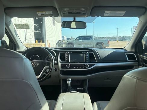 Used 2016 Toyota Highlander XLE image 30