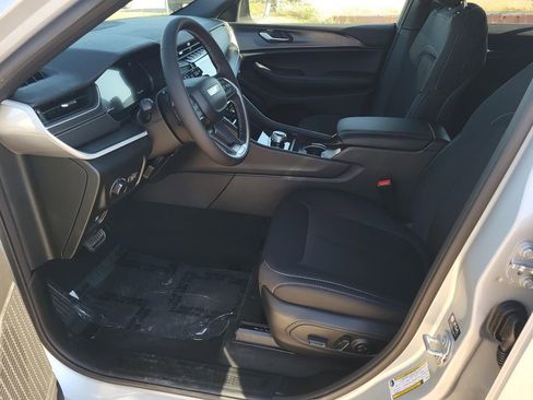 New 2025 Jeep Grand Cherokee Laredo image 9