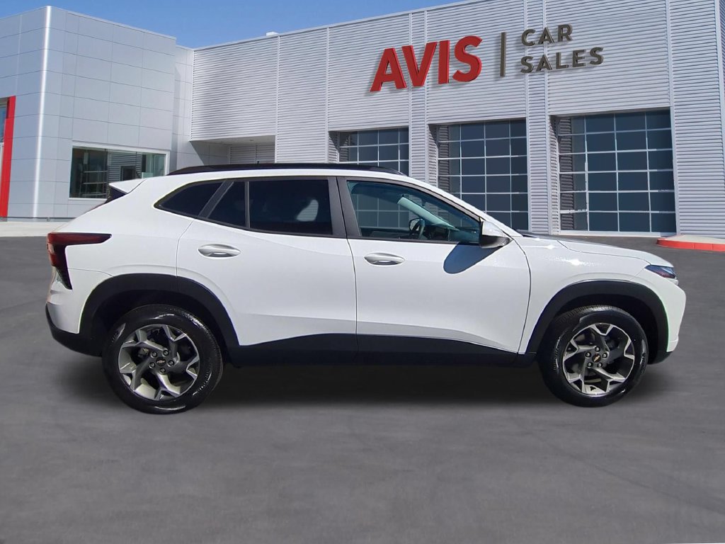 Used 2026 Chevrolet Trax LT FWD image 4