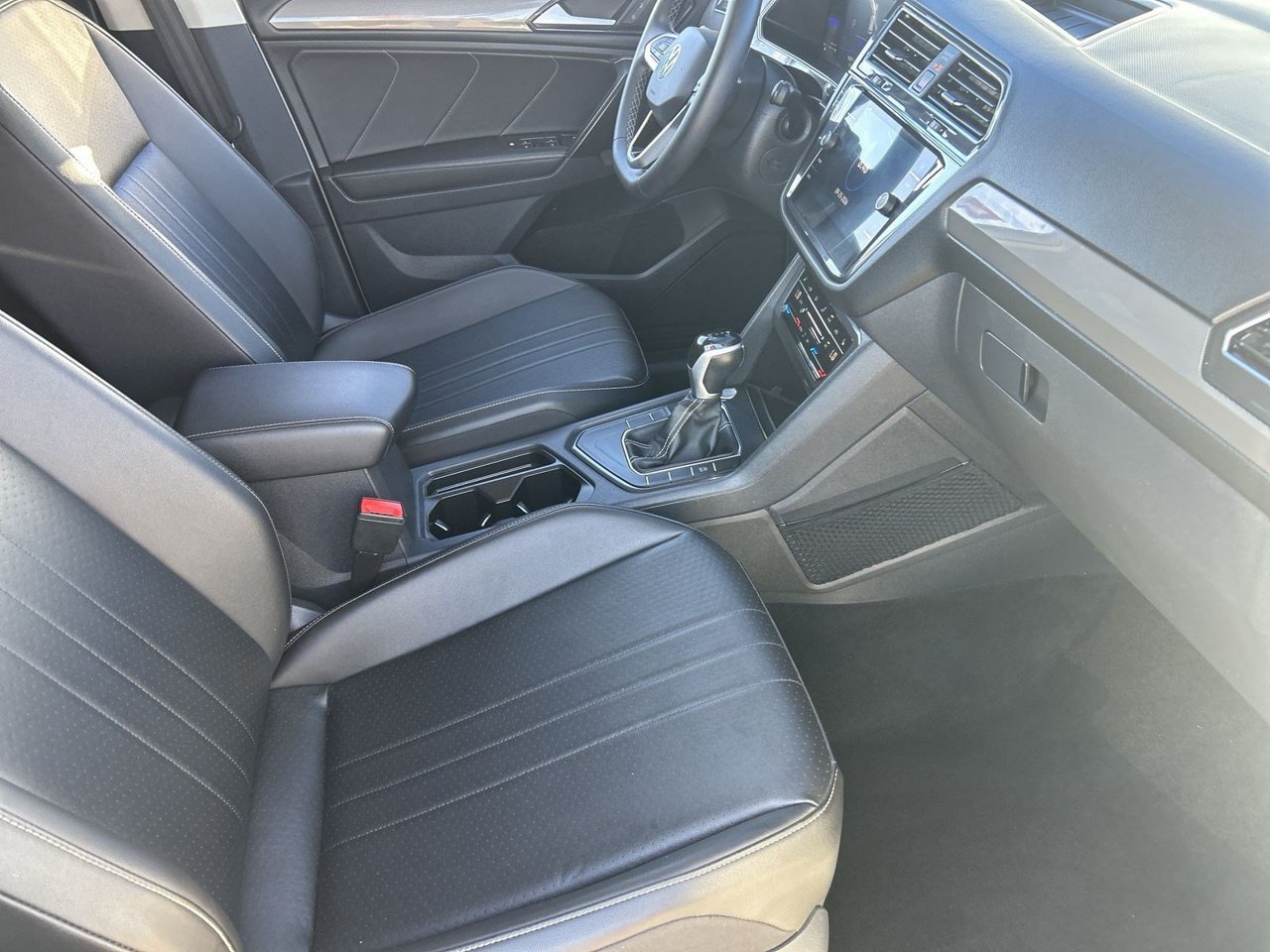 Used 2022 Volkswagen Tiguan SE w/ Panoramic Sunroof Package FWD image 9