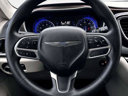 Used 2020 Chrysler Voyager Lxi image 24