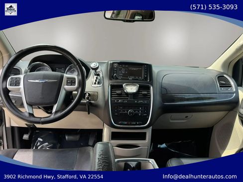 Used 2016 Chrysler Town & Country Touring FWD image 18
