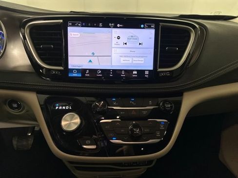 Used 2024 Chrysler Pacifica Select image 21