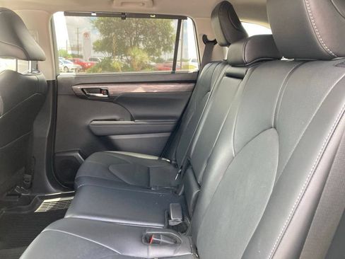 Used 2024 Toyota Highlander Limited AWD/4WD image 10
