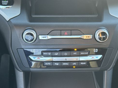 Used 2020 Ford Explorer XLT image 21