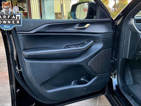 Used 2025 Jeep Grand Cherokee Altitude AWD/4WD image 19