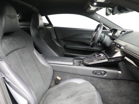 Used 2025 Aston Martin V8 Vantage Coupe image 25