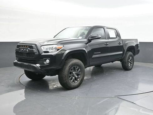 Used 2022 Toyota Tacoma SR5 w/ Technology Package AWD/4WD image 3