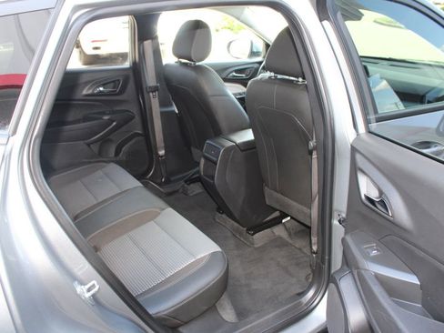 Used 2025 Chevrolet Trax LT w/ LT Convenience Package FWD image 25