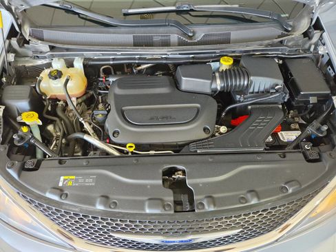 Used 2019 Chrysler Pacifica Touring-L Plus FWD image 38