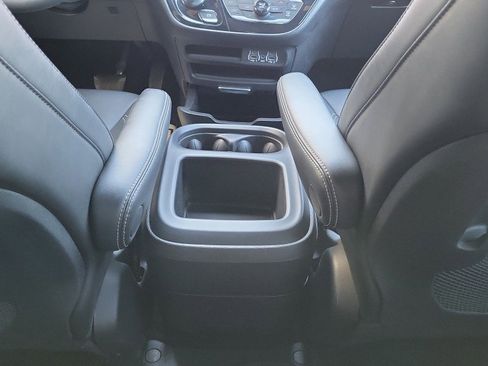 Used 2025 Chrysler Pacifica Select image 26