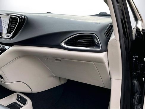 Certified 2024 Chrysler Pacifica Touring-L image 19