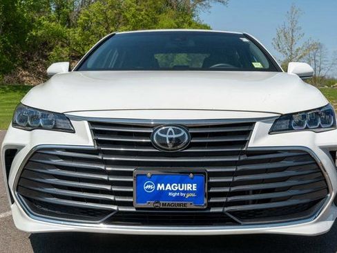 Used 2022 Toyota Avalon XLE w/ Moonroof Package FWD image 3