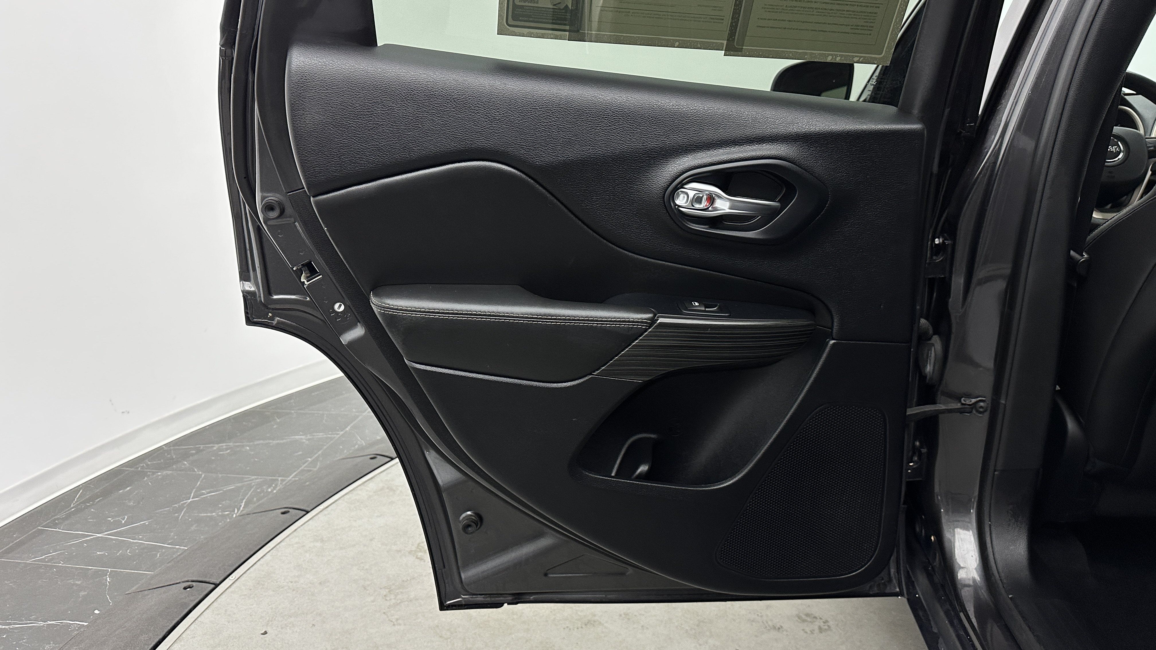 Used 2017 Jeep Cherokee Limited FWD image 27