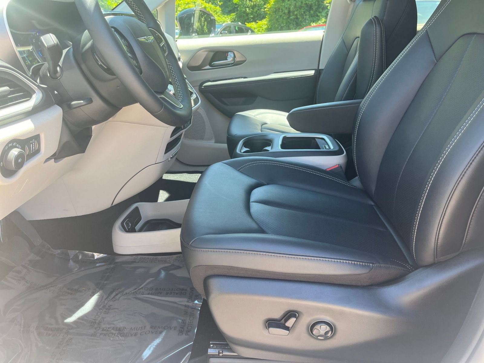 Used 2024 Chrysler Pacifica Touring-L FWD image 29