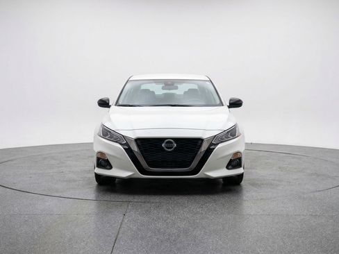 Used 2025 Nissan Altima 2.5 SV FWD image 2
