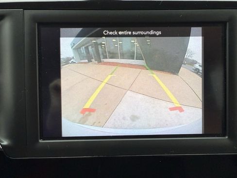 Used 2020 Chrysler Pacifica Touring-L image 5