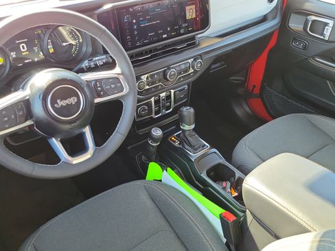 Used 2025 Jeep Wrangler Unlimited Sahara image 20