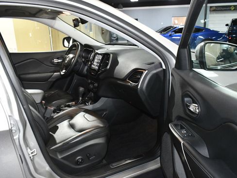 Used 2019 Jeep Cherokee Limited image 48