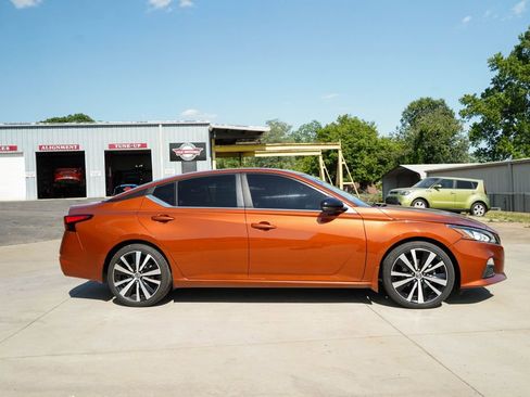Used 2020 Nissan Altima 2.5 SR w/ Premium Package FWD image 3