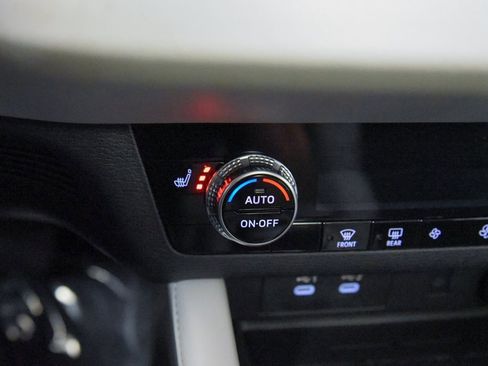 Used 2025 Mitsubishi Outlander SE image 26