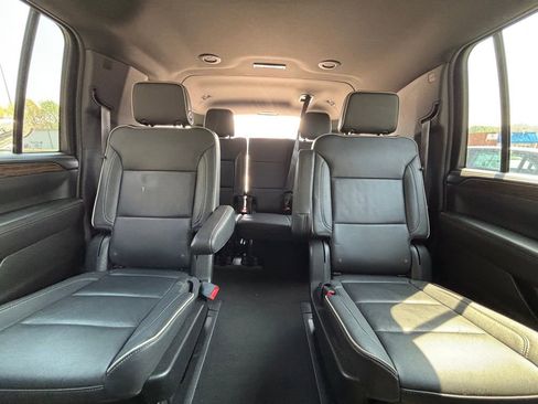Used 2023 Chevrolet Suburban Premier image 7
