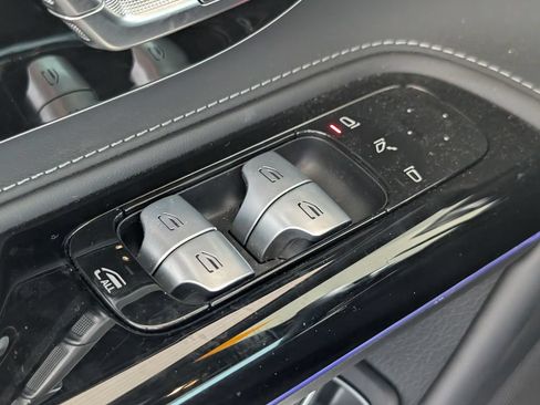 Used 2022 Mercedes-Benz SL 63 AMG 4MATIC w/ Driver Assistance Package image 28