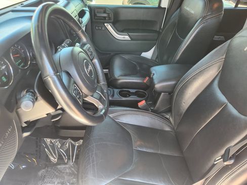 Used 2015 Jeep Wrangler Unlimited Rubicon w/ Connectivity Group AWD/4WD image 4
