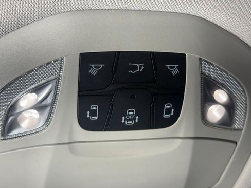 Used 2018 Chrysler Pacifica Touring-L w/ Premium Audio Group FWD image 32