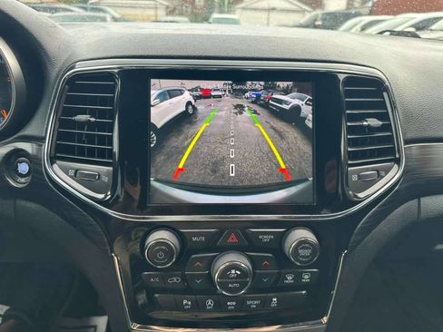 Used 2019 Jeep Grand Cherokee Laredo w/ 18" Wheel & 8.4" Radio Group AWD/4WD image 17