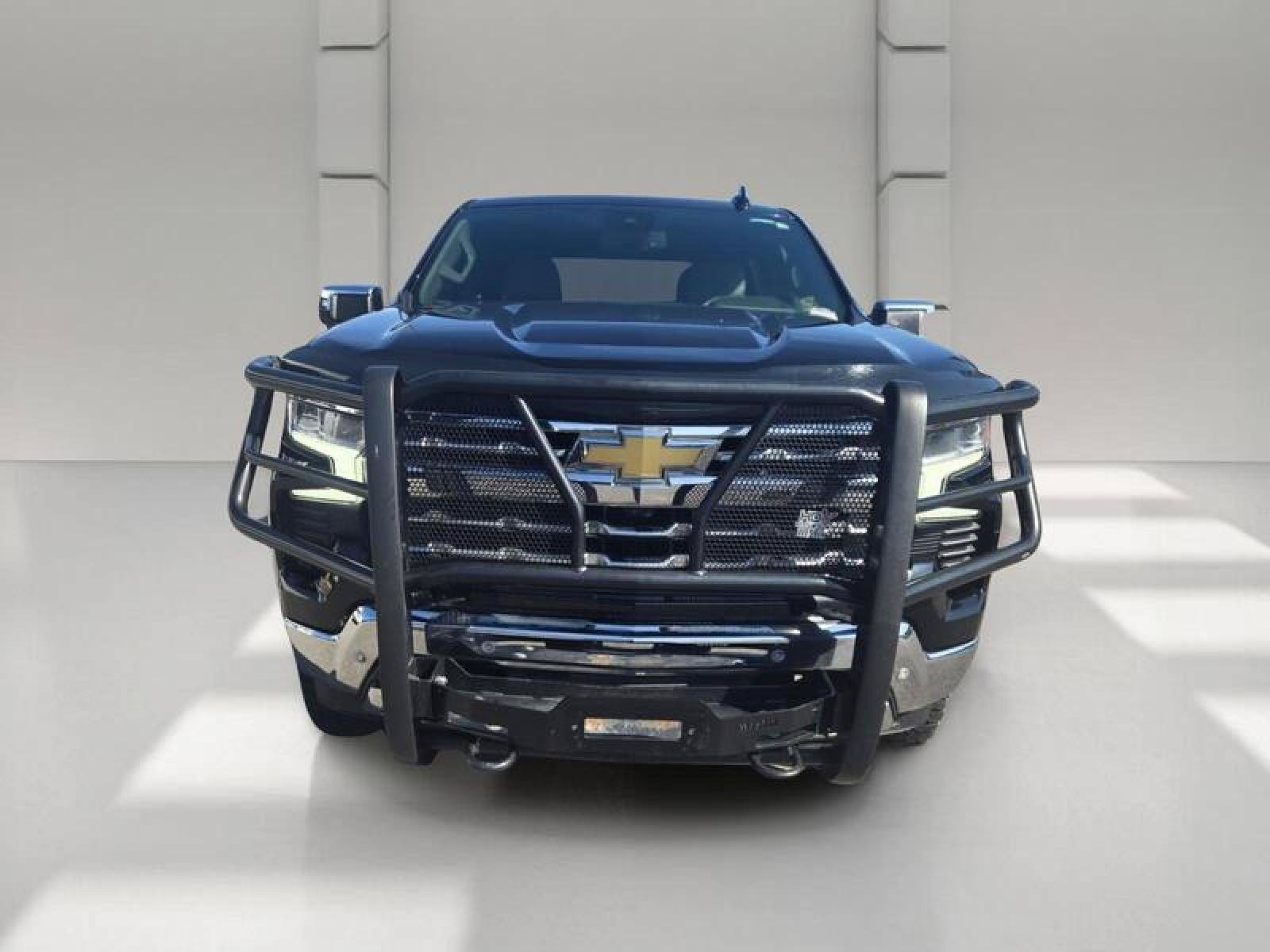 Used 2024 Chevrolet Silverado 1500 LTZ AWD/4WD image 2