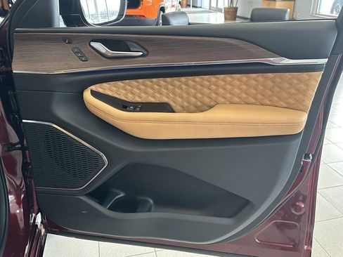 New 2025 Jeep Grand Cherokee Summit w/ Luxury Tech Group V image 20