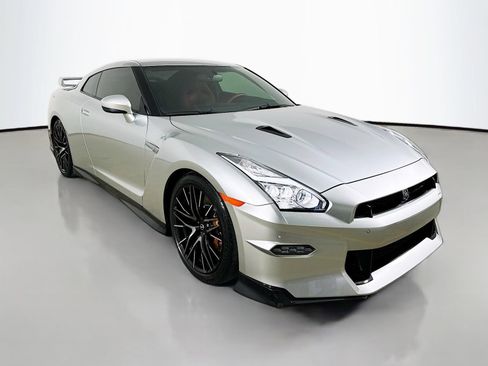 Used 2024 Nissan GT-R Premium w/ Premium Interior Package AWD/4WD image 3