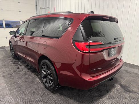 Used 2023 Chrysler Pacifica Limited w/ Uconnect Theater Family Group image 5