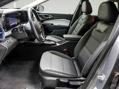 Used 2025 Chevrolet Trax LT w/ LT Convenience Package FWD image 8