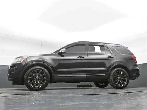 Used 2019 Ford Explorer XLT w/ Equipment Group 202A AWD/4WD image 36